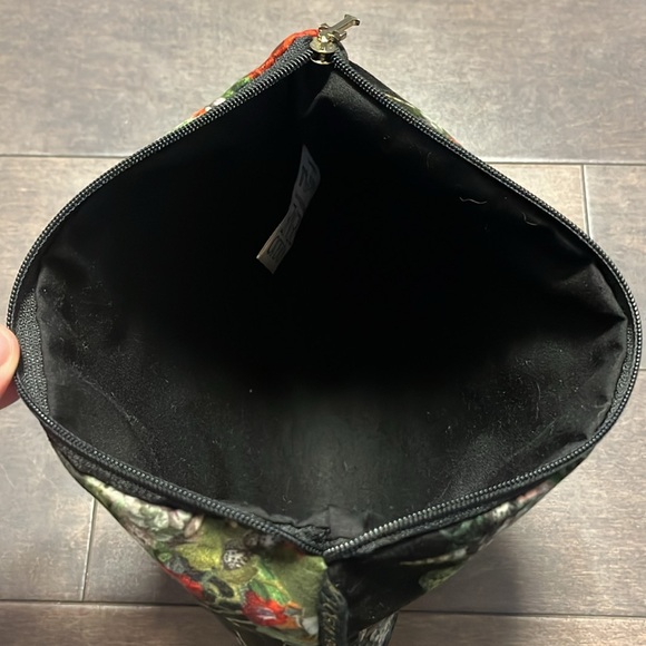 Vogliobene pouch with skull and flowers - Picture 12 of 15